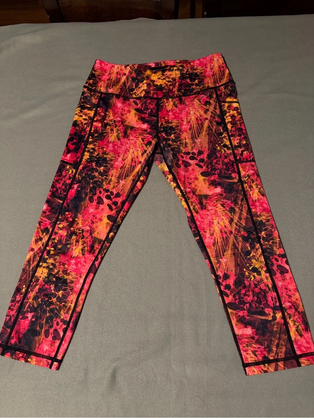Women's Pink & Orange Abstract Capri Leggings